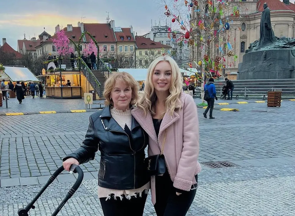 Yara Zaya with her mom after landing in Prague, Czech Republic in October.